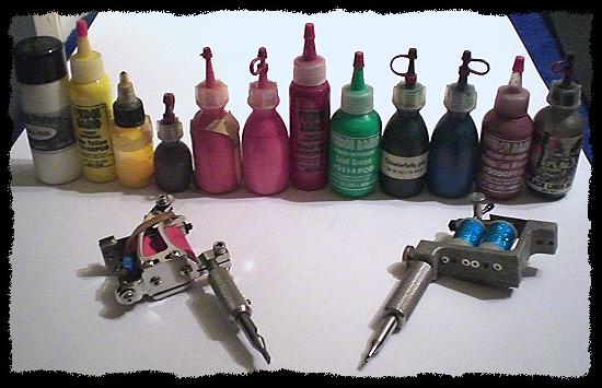 Tattoo-Maschinen und -Farben